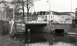 403845 Gezicht op de Van Asch van Wijckbrug over de Stadsbuitengracht te Utrecht.